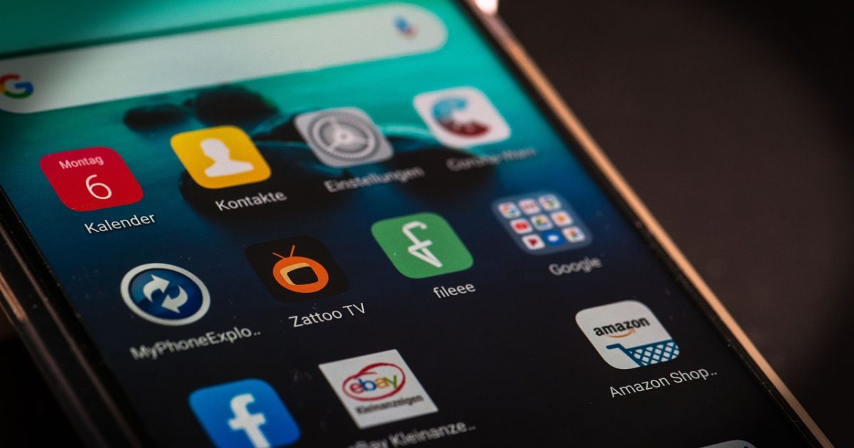在线去水印 App 主界面展示，手机屏幕上排列着待处理的照片缩略图与去水印工具条，玫红渐变背景衬托出干净的深色界面，整体氛围安静而利落